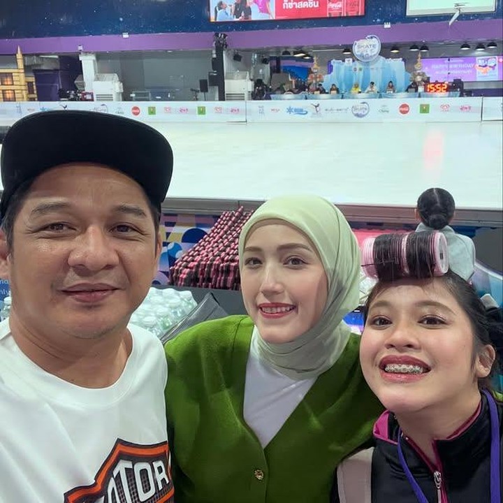 <p>Enggak cuma Adelia, Ayah Pasha Ungu juga ikut mencurahkan rasa bangganya lewat unggahannya Instagram. "selamat ya ciciku <em>@shakiena.azalea</em> atas kemenangan di dua kelas ajang<em> international ice skating</em> <em>competition</em> bangkok thailand masing-masing sebagai juara pertama," ungkap Pasha. (Foto: Instagram @pashaungu_vm)</p>