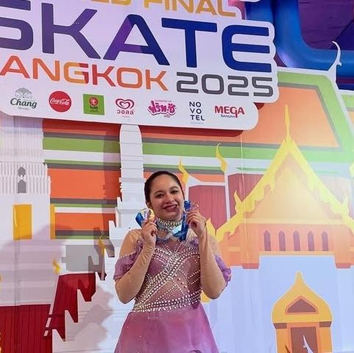 <p>Di usianya yang kini baru menginjak 19 tahun, Shakiena sudah sukses membuat kedua orang tuanya bangga, Bunda. Dukungan dari Adelia pun semakin terasa ketika Pasha membagikan fakta bahwa sang istri ikut membantu <em>makeup</em> sang anak. "Terima kasih kepada <em>mommy @adeliapasha</em> udah bantu sebagai <em>makeup</em> <em>supporting</em>," katanya. (Foto: Instagram @pashaungu_vm)</p>