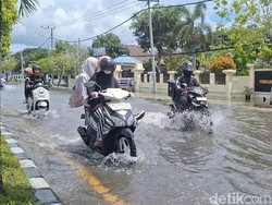 Curah Hujan Tinggi, Ruas Jalan di Mataram Terendam Banjir