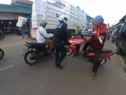 Pemotor Ngeyel Lawan Arah di Cibinong, Berakhir Ban Motornya Diangkat Polisi