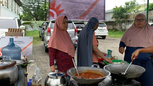 PT Telkom Indonesia memperkuat konektivitas di daerah bencana di Sumatra Utara, Sumatra Barat, Aceh dengan layanan satelit dan bantuan sosial untuk masyarakat.