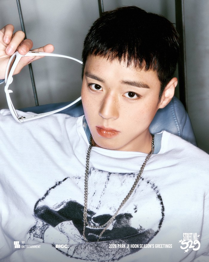 Tentunya ada banyak sekali paket merchandise tahunan yang menarik perhatian fans dan netizen, salah satunya milik Park Ji Hoon. Bagaimana tidak, mantan anggota Wanna One satu ini tampil berbeda dengan mengubah hairstyle. / Foto: instagram.com/yy_ent