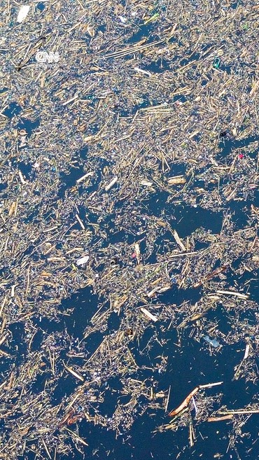 Penampakan Gelondongan Kayu Menumpuk di Jalur Banjir Bandang Solok