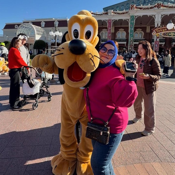 <p>Kunjungan ke Disneyland Jepang ini semakin berkesan karena Ummi datang bersama ibundanya. Perempuan 24 tahun ini pun berikrar untuk mendatangi lokasi Disneyland lainnya. "Ternyata disneyland jepang disneyland pertama yang aku datengin hihi <em>happy</em> banget bisa kesini dan sama mamah <br />akan ku datangi disneyland&rdquo; yang lain nyaa," tulis Ummy. (Foto: Instagram @ummi_quary)</p>