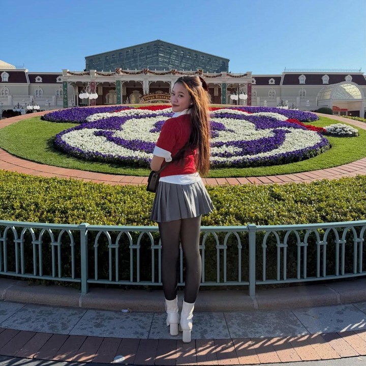 <p>Ummi mengaku bahwa kunjungannya ke Disneyland ini menjadi yang pertama, Bunda. Sejak kecil, Ummi ternyata sudah memiliki mimpi untuk bisa liburan ke Disneyland. "<em>Wishilist</em> ke disneyland dari kecil tercapai, dulu cuma mimpi bisa kesini. Akhirnya bisa liat <em>firework</em> yang aku impikan dan toystory yg aku suka banget," ungkap Ummi. (Foto: Instagram @ummi_quary)</p>