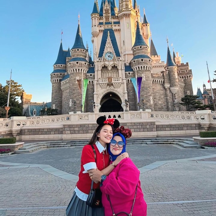 <p>Artis dan komedian Ummi Quary baru-baru ini membagikan potretnya saat liburan ke Disneyland Jepang. Tak sendiri, Ummi pergi ke Disneyland bersama ibundanya Hikmahyani. (Foto: Instagram @ummi_quary)</p>