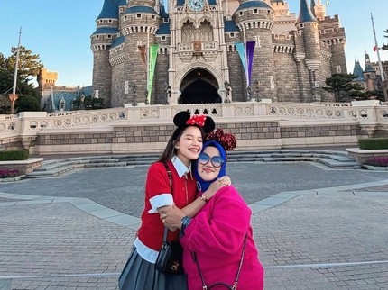 Ummi Quary Berhasil Wujudkan Impian saat Kecil, Liburan ke Disneyland Bersama Ibunda