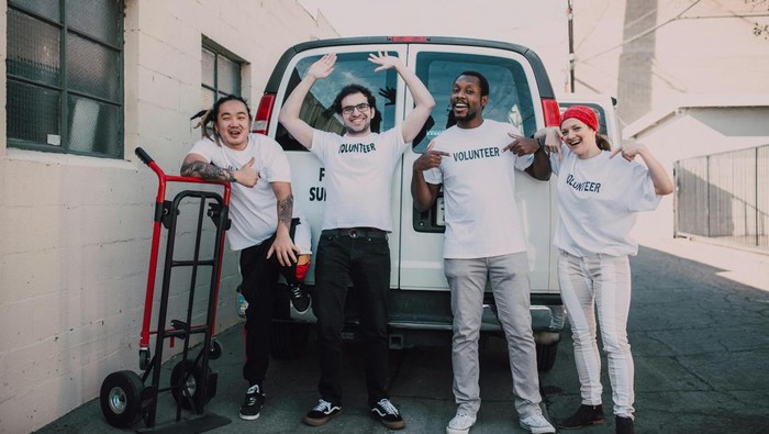 Volunteering dapat memperlambat penuaan biologis menurut penelitian terbaru. Volunteering selama satu hingga empat jam dapat memperlambat penuaan dibandingkan mereka yang tidak sama sekali melakukannya.