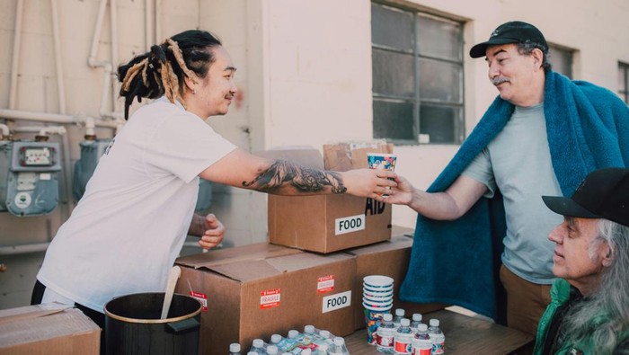 Volunteering dapat memperlambat penuaan biologis menurut penelitian terbaru. Volunteering memberikan manfaat dari segi sosial, fisik, dan psikologis.