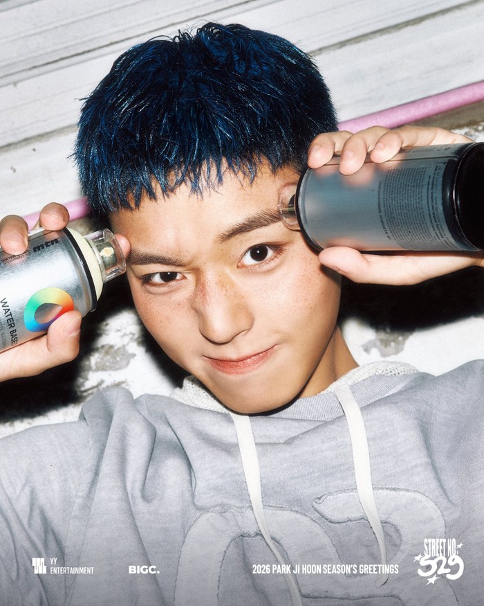 YY Entertainment selaku agensi yang menaungi penyanyi sekaligus aktor berbakat satu ini masih membuka pre-order untuk season’s greetings milik Park Ji Hoon bertajuk ‘STREET NO.529’ sampai dengan 29 Desember 2025 mendatang. / Foto: instagram.com/yy_ent