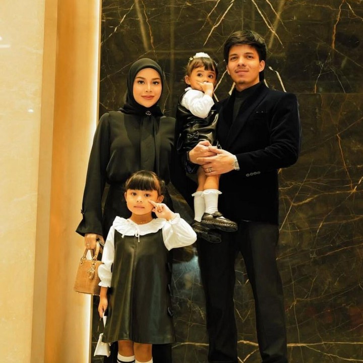 <p>Setelah menikah dengan Atta Halilintar sejak tahun 2021, Aurel Hermansyah kini sudah dikaruniai dua orang putri. Mereka diberi nama Ameena Hanna Nur Atta dan Azura Humaira Nur Atta. (Foto: Instagram @aurelie.hermansyah)</p>