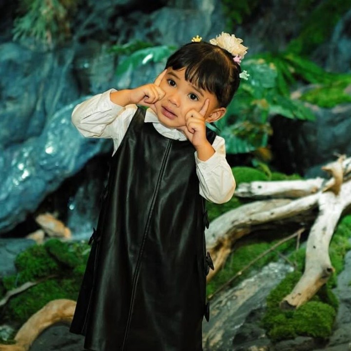 <p>Sang putri kedua, Azura Humaira Nur Atta alias Azura lahir pada 11 November 2023 dan kini sudah genap berusia dua tahun. Menilik dari sejumlah unggahannya di Instagram, Aurel sering membagikan kesehariannya bersama keluarga, termasuk potret Azura yang tampak begitu menggemaskan. (Foto: Instagram @aurelie.hermansyah)</p>