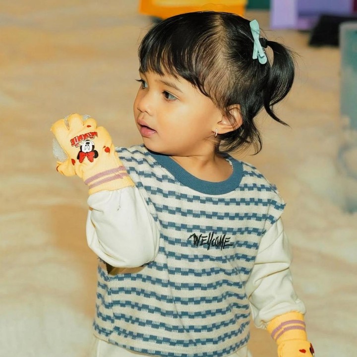 <p>Melihat unggahan ini, banyak netizen yang salah fokus dengan mata indah yang dimiliki Azura. &ldquo;Cantik banget ade matanya bagus,&rdquo; kata<em> @ten****</em>. &ldquo;Cantik banget Azura matanya bagus banget meleleh kalau dilihatin,&rdquo; tulis <em>@hen****</em>. &ldquo;<em>MasyaAllah</em> Zuyaaa (Azura)&hellip;.matamu indaah,&rdquo; tambah <em>@dap****</em>. (Foto: Instagram @aurelie.hermansyah)</p>