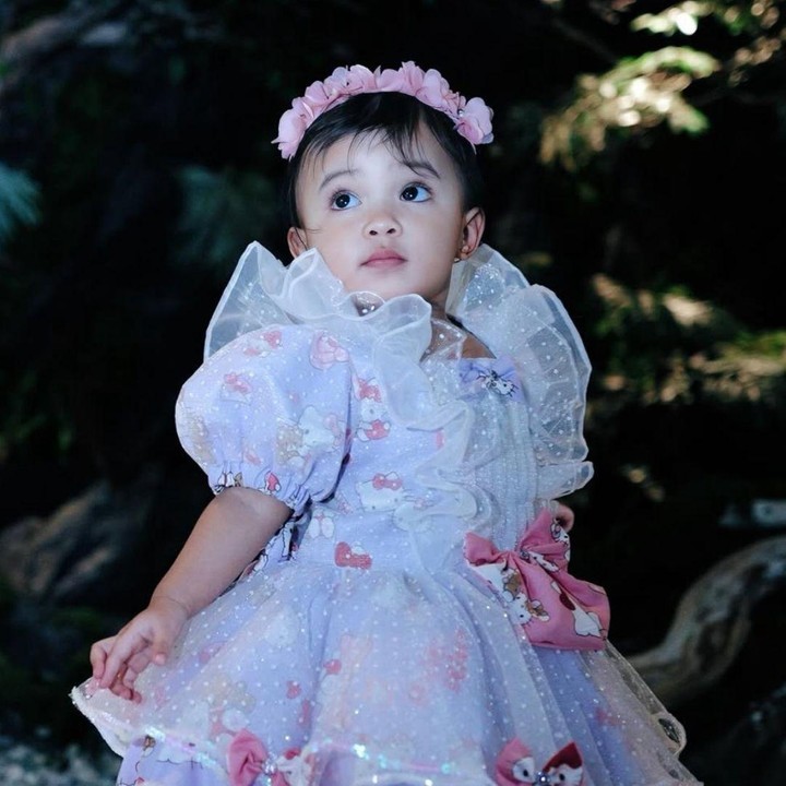 <p>Enggak cuma wajahnya saja yang membuat netizen terpana, gaya berpakaian Azura juga terlihat sangat <em>fashionable</em>. Seperti pada potretnya ini, ia tampil manis mengenakan <em>dress</em> ala princess, lengkap dengan bando di kepalanya, Bunda. (Foto: Instagram @aurelie.hermansyah)</p>