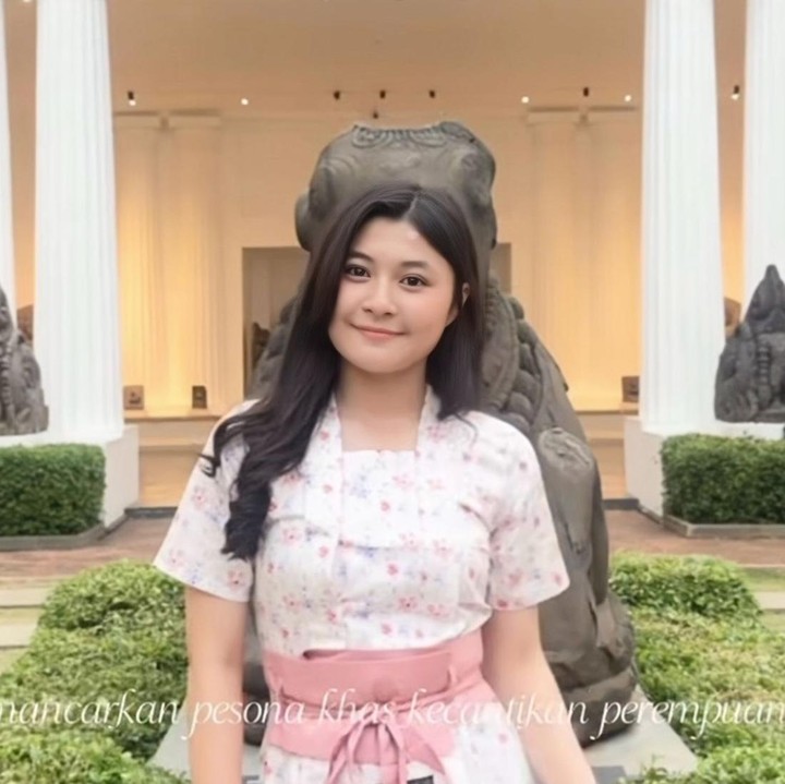 <p>Dalam unggahannya, gadis berusia 16 tahun ini juga bercerita bahwa ia sehari-hari lebih menyukai gaya yang feminin, sehingga ia memadukan kebaya kutu barunya dengan rok jeans."Setiap harinya, aku lebih cenderung memilih pakaian yang memiliki kesan feminin. Oleh karena itu, aku memadukan kebaya kutu baru berwarna pink yang aku padankan dengan rok jeans agar tetap modis dan <em>flatshoes</em> dengan warna yang senada. Dengan berkebaya, aku dapat menunjukan rasa kebanggaanku terhadap budaya luhur di Indonesia," kata Nasha. (Foto: Instagram @nasha.anayaa)</p>