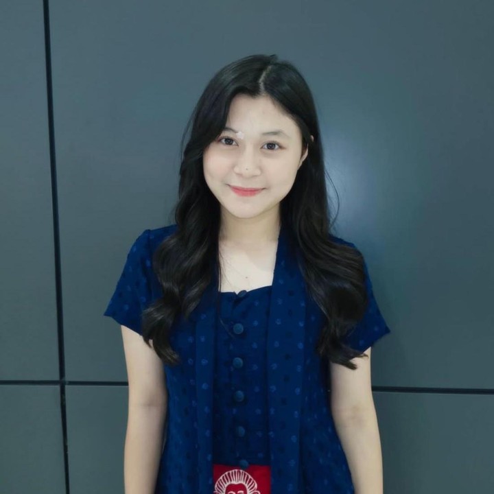 <p>Melihat dari video yang dibagikan, Nasha tampak memperkenalkan diri sekaligus menunjukkan kebaya batik khas Indonesia yang ia kenakan. "Sebagai remaja Indonesia yang kaya akan keberagaman budaya, pastinya aku ingin berperan aktif dalam melestarikan budaya bangsa agar dapat diwariskan untuk generasi di masa yang akan datang. Budaya di Indonesia yang identik dengan identitas perempuan adalah kebaya. Menurutku, kebaya tidak hanya dapat dipakai di acara formal. Melainkan, kebaya juga dapat dipakai sehari-hari dengan memadankan style sesuai dengan estetika remaja," tulis Nasha melalui Instagramnya. (Foto: Instagram @nasha.anayaa)</p>