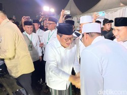 Pakai Baju Putih dan Kopiah, Pramono Hadiri Reuni 212 di Monas
