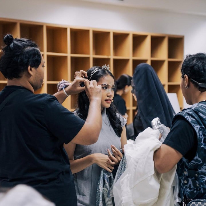 <p>Bukan hanya menyanyi, ia juga pandai berakting. Aisyah diketahui pernah tampil di teater musikal <em>Keluarga Cemara</em>, berperan sebagai Euis. Ia pun kerap membagikan pengalaman musikalnya di Instagram.&nbsp;(Foto: Instagram @aisyahfadhila)</p>