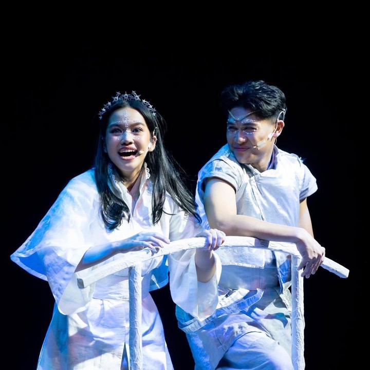 <p>Pada November 2024 lalu, Aisyah menceritakan pengalaman serunya saat bergabung dalam musikal adaptasi <em>Moonboy &amp; His Starguide.</em> &ldquo;Bersyukur tak terlukiskan kata-kata atas perjalanan luar biasa dan surgawi dalam membintangi adaptasi musikal Moonboy &amp; His Starguide,&rdquo; tulis Aisyah, dikutip dari laman Instagram <em>@aisyahfadhila.&nbsp;</em>(Foto: Instagram @aisyahfadhila)</p>