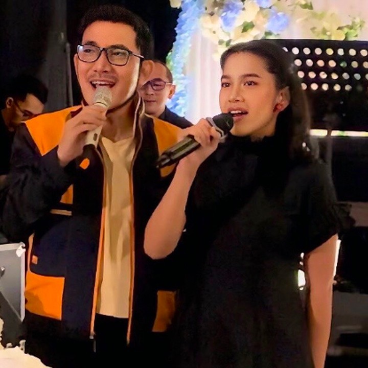 <p>Bahkan, ia juga pernah duet menyanyi bersama sang ayah dalam sebuah acara pernikahan, lho. &ldquo;Dulu nggak pernah mimpi bakalan ngamen bareng my A&rsquo;isyah,&rdquo; tulis Yana, dikutip dari laman Instagram <em>@yanajulio60,</em> Selasa (2/12/2025).&nbsp;(Foto: Instagram @yanajulio60)</p>
