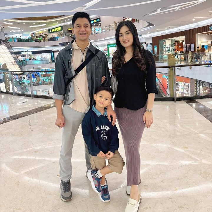 <p>Momen itu dibagikan langsung oleh Angbeen lewat foto yang diunggah di akun Instagram pribadinya. Angbeen dan Adly tampak kompak mendampingi putranya, Ardashir Behrouz Al Barraq.&nbsp;(Foto: Instagram @angbeenrishi)</p>