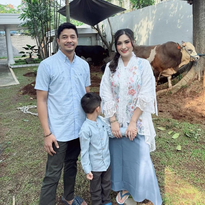 <p>Rumah tangga Angbeen Rishi dan Aldy Fairuz belakangan ini tengah menjadi perbincangan hangat publik setelah terungkap akan berpisah. Namun, keduanya baru saja tampil bersama di acara sekolah sang putra. (Foto: Instagram @angbeenrishi)</p>