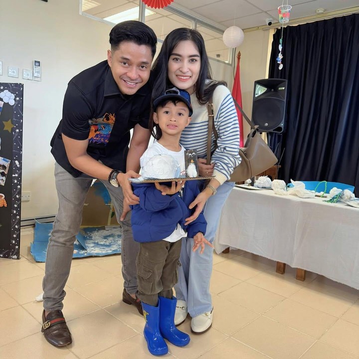 <p>Dalam unggahan itu, Angbeen mengatakan akan selalu ada untuk putra semata wayangnya. &ldquo;Kami selalu ada untukmu mon bebeeee&hellip;Tetp bersinar terang,&rdquo; tulis Angbeen, dikutip dari laman Instagram <em>@angbeenrishi,</em> Selasa (2/12/2025).&nbsp;(Foto: Instagram @angbeenrishi)</p>