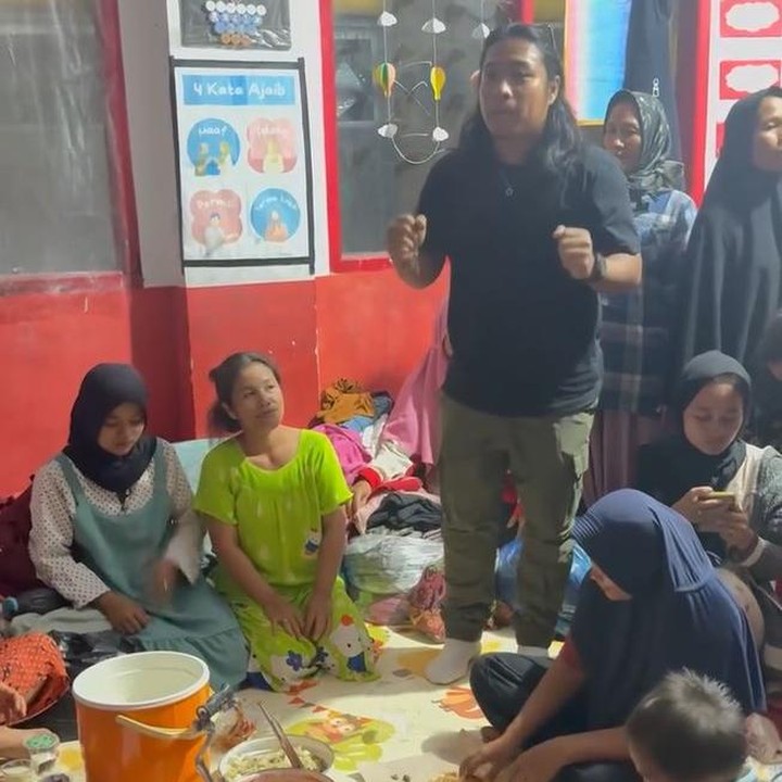 <p>Selain Atta, <em>stand up comedian</em> Praz Teguh yang lahir di Padang, juga turun langsung ke lokasi terdampak banjir di Sumbar untuk menyalurkan bantuan. Melalui unggahan di Instagram, Praz membagikan momen saat bertemu warga yang sedang berkumpul. "<em>Alhamdulillah</em> hari pertama kita mendarat di Sumbar dan kita bantu pelan pelan apa yang bisa kita bantu, besok kita lanjut <em>insyaallah</em>," tulisnya pada Senin (2/12/25). (Foto: Instagram @praz_teguh)</p>