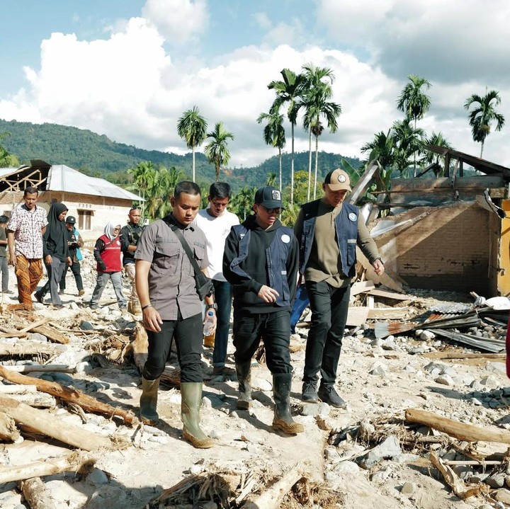 <p>Atta sengaja mengunggah foto situasi terkini di Sumbar untuk menggerakkan hati banyak orang agar membantu para korban. Ia menjadi saksi bahwa banyak orang di sana masih bertahan dan memiliki harapan. "Inilah pentingnya <em>share repost</em> di media sosial. Agar kita semua tahu kondisi sebenarnya di lapangan, agar semakin banyak yang bergerak dan tergerak. Di sini kami melihat langsung. Air mata, Lelah, Dan harapan yang masih bertahan. Kami membersamai ke bebrapa titik, untuk berbagi beras, sembako, dan makanan siap saji. Bukan karena kami berlebih, tetapi karena tak tega membiarkan saudara kami berjuang sendirian," ungkap ayah dua anak ini. (Foto: Instagram @attahalilintar)</p>