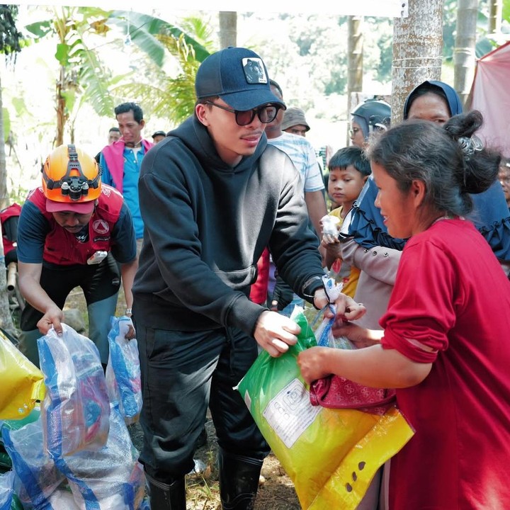 <p>Atta terbang langsung ke Sumatera Barat (Sumbar)untuk menyalurkan bantuan berupa bahan pokok karena mendengar banyak orang kelaparan akibar banjir. Tak hanya itu, suami Aurel Hermansyah ini juga turun ke lokasi terdampak banjir untuk melihat situasi, termasuk banyaknya rumah dan infrastruktur rusak akibat bencana banjir. "Jam 3 pagi, kami tergerak untuk terbang dari rumah setelah mendengar kabar: "banyak yang kelaparan" "harga bahan pokok melambung"," tulisnya di Instagram. (Foto: Instagram @attahalilintar)</p>