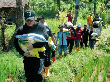 5 Potret Atta Halilintar hingga Praz Teguh Salurkan Bantuan Langsung ke Lokasi Banjir di Sumbar