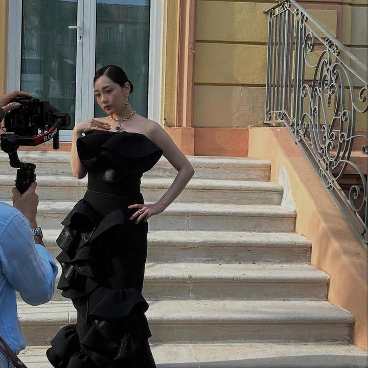 <p>Gaun hitam dengan aksen lapisan gelombang ini dikenakan Kim Min Ha saat ia menghadiri Cannes Film Festival 2025, Bunda. <em>Looks</em>&nbsp;tersebut sangat elegan dan mewah, ditambah kalung yang tersemat di leher jenjangnya menambah kesan glamour. (Foto: Instagram @minhakim__)</p>