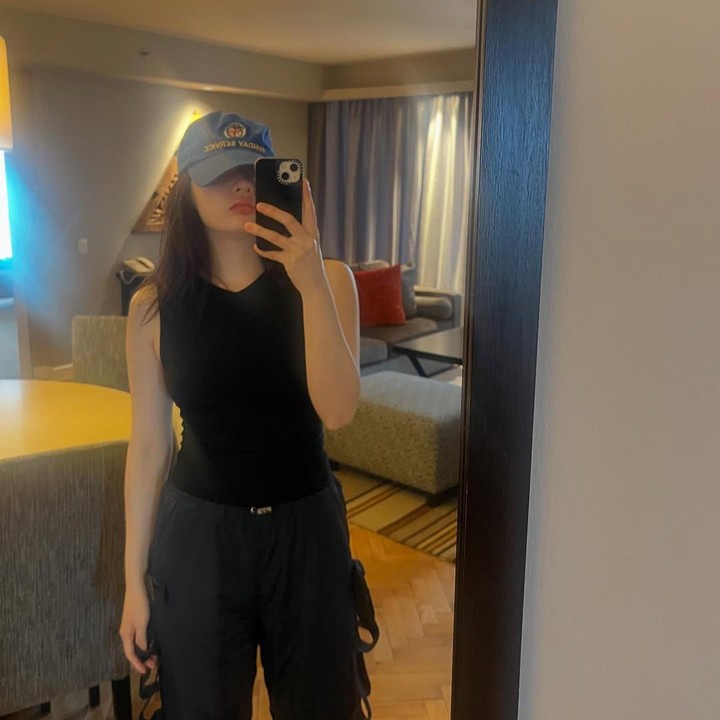 <p>Tampil tomboi tidak membuat pesona Kim Min Ha memudar. Memadukan <em>sleeveless top</em> dengan <em>cargo pants</em> memberikan kesan kasual namun <em>edgy</em>, tak lupa ia sematkan <em>baseball cap</em> yang membuat gayanya semakin kece, Bun! (Foto: Instagram @minhakim__)</p>