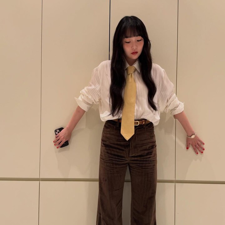 <p>Bunda mengenakan dasi tapi tetap terlihat <em>stylish</em>? Coba cek <em>ootd</em> Kim Min Ha yang satu ini. Ia mengenakan&nbsp; kemaja putih dipadu dasi kuning dan celana kulot cokelat tua. (Foto: Instagram @minhakim__)</p>