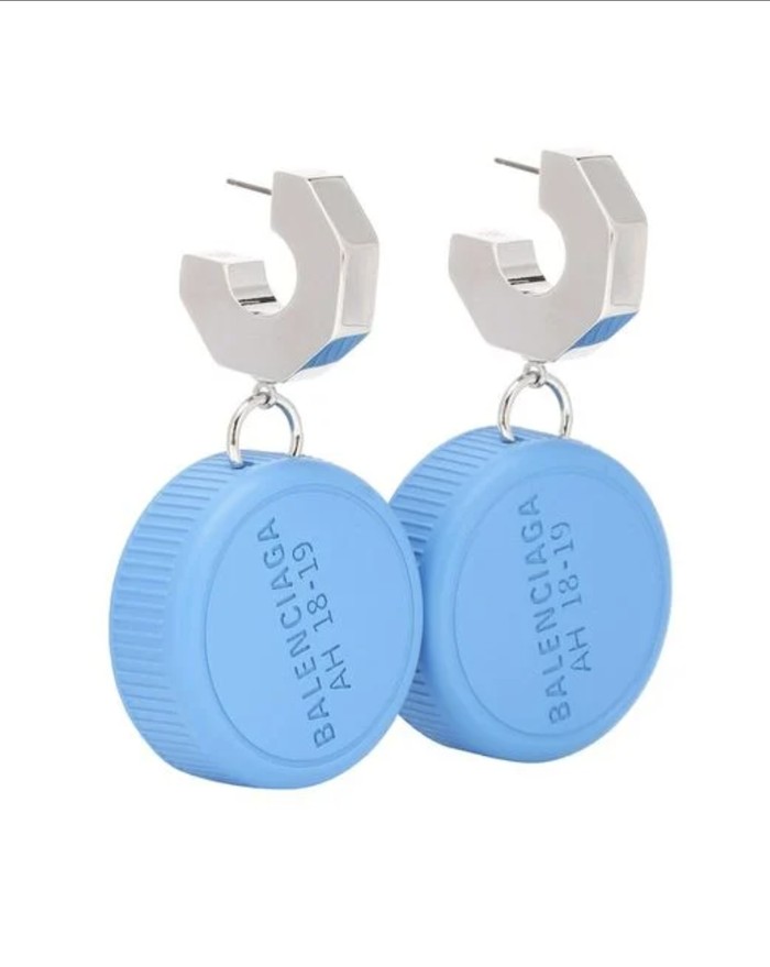 Balenciaga Bottle Cap Drop Earrings. Anting berbentuk tutup botol berwarna biru.
