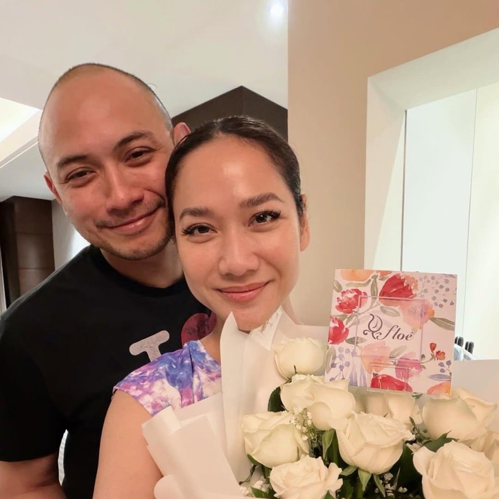 <p>Momen anniversary tersebut pun dibagikan langsung oleh sang penyanyi melalui foto yang diunggah di akun Instagram pribadinya. Ia ternyata mendapat kejutan berupa sebuah buket bunga dari sang suami. &ldquo;Dapet <em>surprise</em> di hari <em>anniversary&hellip;dan</em> itu mengingatkanku lagi betapa beruntungnya aku dicintai seperti ini. Terima kasih sayang,&rdquo; tulis BCL, dikutip dari laman Instagram <em>@itsmebcl,</em> Selasa (2/12/2025). (Foto: Instagram @itsmebcl)</p>