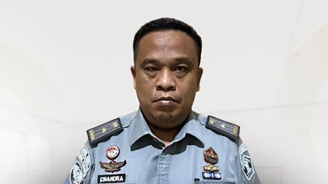 Kepala Lapas Enemawira, Kepulauan Sangihe, Chandra Sudarto dinonaktifkan dari jabatannya atas dugaan memaksa napi beragama Islam makan daging anjing.