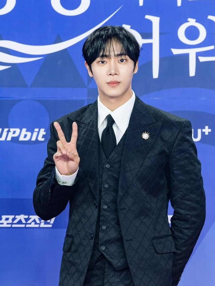 Tahun 2025 bisa dibilang tahun emasnya bagi Choo Young Woo. Pasalnya, ia berhasil menjadi salah satu aktor muda paling bersinar sepanjang 2025 dan memuncaki daftar reputasi brand hingga bulan Oktober.