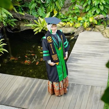 Riwayat Pendidikan Della Sabrina, Istri Irfan Hakim yang Cumlaude S2