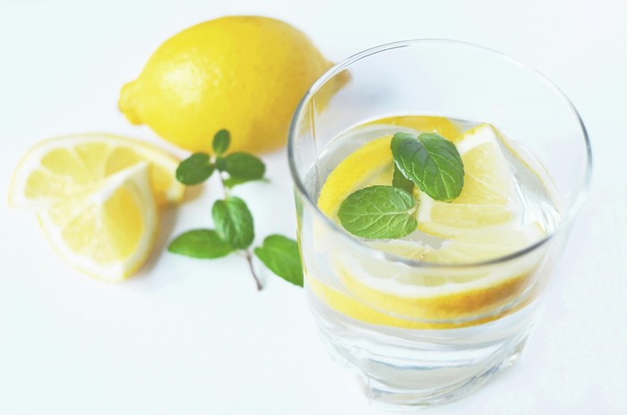 Air lemon umumnya aman untuk diminum, namun, ada beberapa efek samping yang perlu diwaspadai. Dilansir dari Healthline, sebuah studi pada 2015 oleh PLoS One menunjukkan bahwa asam sitrat, yang ditemukan dalam lemon dan jus lemon, dapat mengikis email gigi dalam jangka panjang.