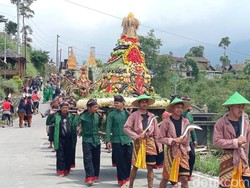 Meriahnya Festival Gunungan di Ketep Pass Magelang, Dihias Naga hingga Semar