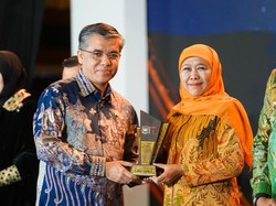 Pemprov Jatim Raih Penghargaan Atas Tingginya Serapan Tenaga Kerja