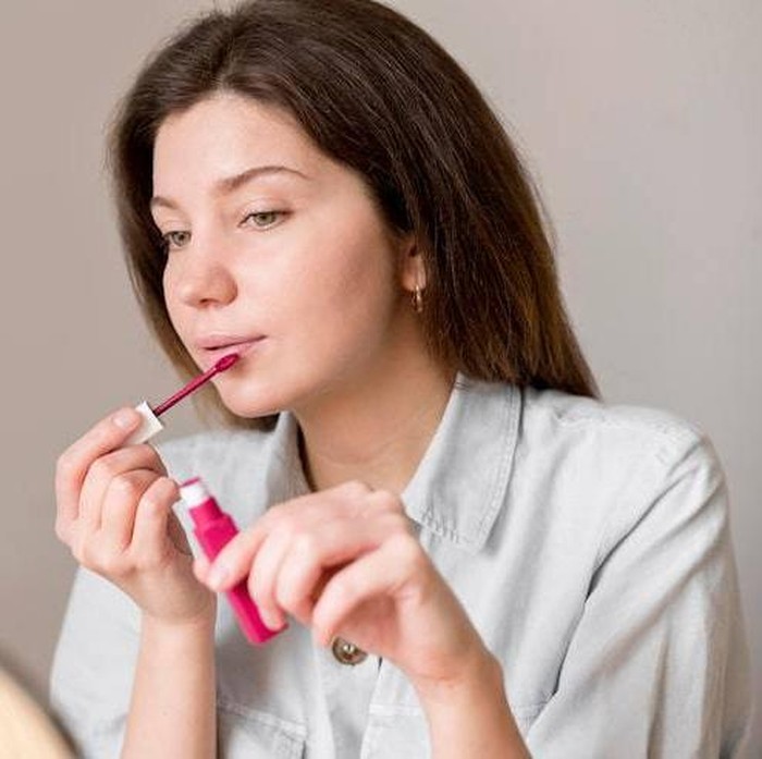 Kekhawatiran kamu itu tentu saja valid, namun kamu juga harus bijak menyikapinya. Untuk mencari aman, kamu bisa memilih lip product yang memang sudah terdaftar resmi di BPOM dan jangan lupa untuk selalu periksa komposisinya.