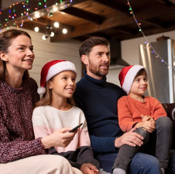 9 Rekomendasi Film Natal Terbaik untuk Ditonton bersama Keluarga, Bikin Kumpul Jadi Meriah!