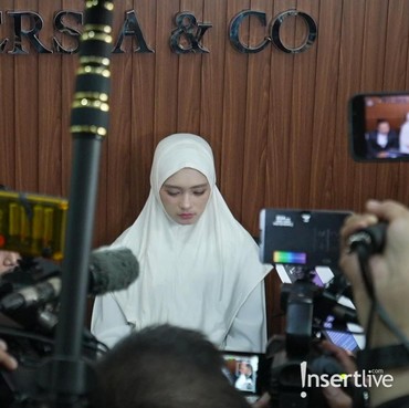 Tertunduk Lesu, 7 Potret Inara Rusli Menangis Ngaku Ditipu Insanul Fahmi Usai Nikah Siri