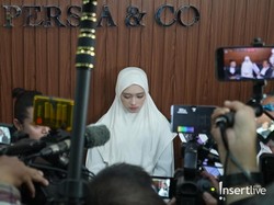 Tertunduk Lesu, 7 Potret Inara Rusli Menangis Ngaku Ditipu Insanul Fahmi Usai Nikah Siri
