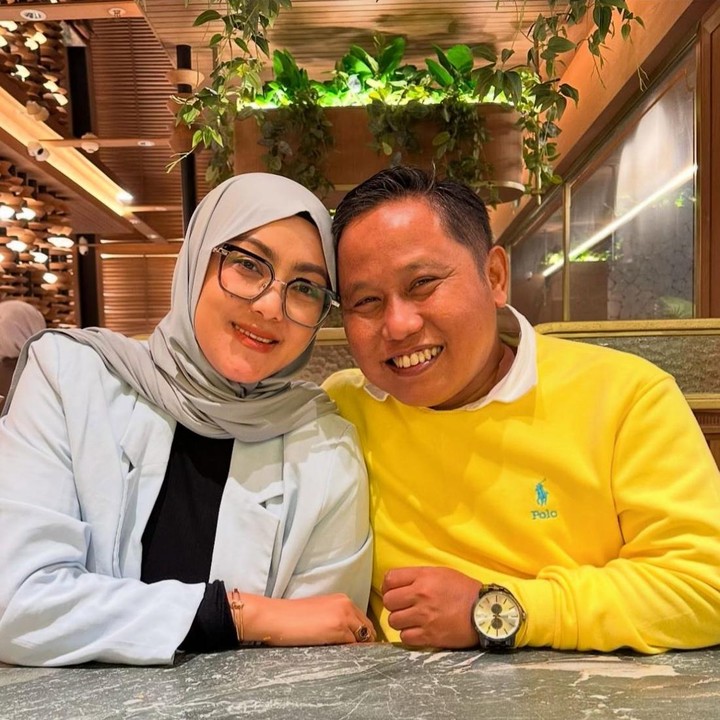 <p>Nama Narji tentu sudah tidak asing di dunia hiburan Tanah Air. Sosok yang memiliki nama Sunarji ini memulai perjalanan kariernya sebagai komedian. Lama tak terdengar di layar kaca, kini ia hidup mapan dengan mempunyai berbagai bisnis, salah satunya di bidang pertanian, Bunda. (Foto: Instagram @diyan_narji)</p>