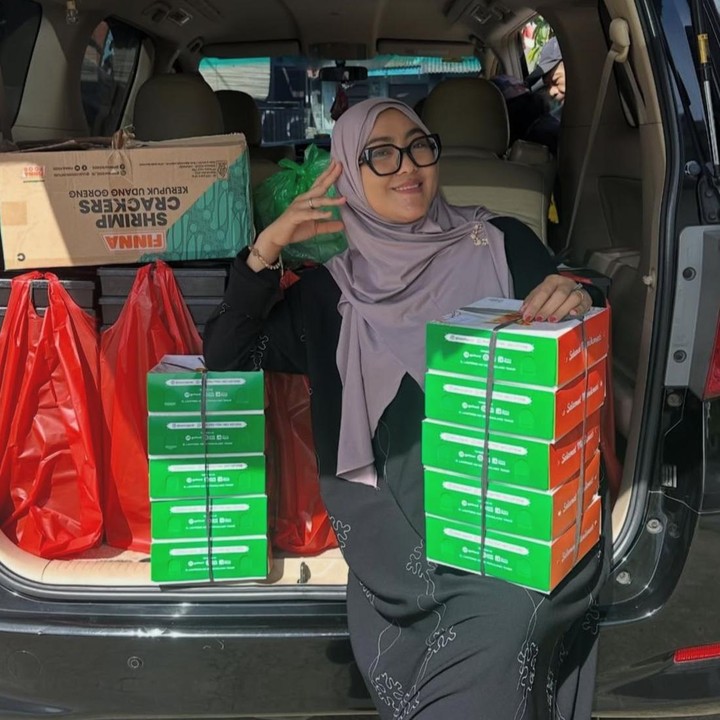 <p>Dalam salah satu postingannya, Widiyanti bercerita bahwa ia membuka bisnis kuliner tersebut karena memang memiliki hobi memasak, Bunda. "Para tetangga bilang, &ldquo;Mb diyan hidupnya udah enak udah kaya ngapain sih capek capek buka warung buka konveksi nganter anak2 ga pake supir&rdquo;, Maaf bu saya buka warung karna saya hobi masak dan makan ibu ga liat badan saya makin ngembang, saya buka konveksi karna saya suka ketemu koneksi baru dan saya suka pake baju yg cakep2," katanya lewat Instagram. (Foto: Instagram @diyan_narji)</p>