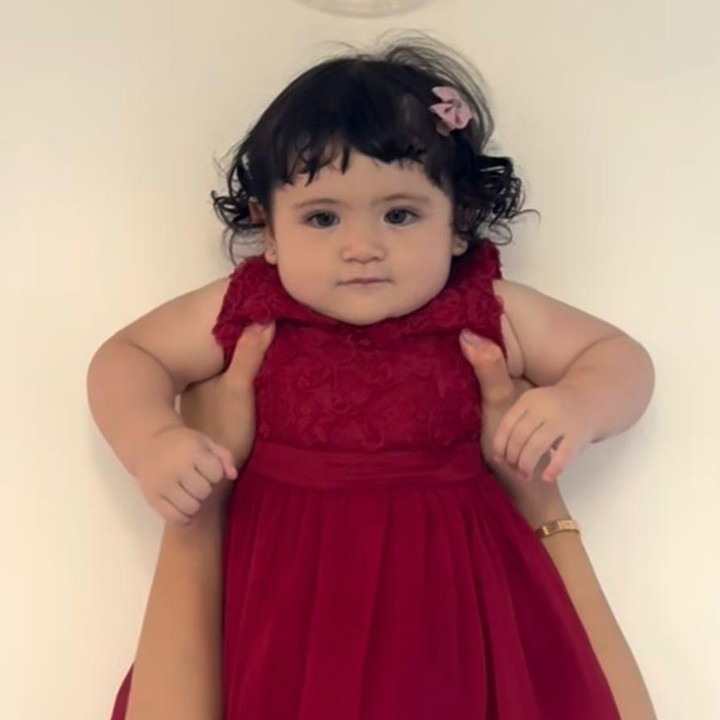 <p>Momen berikutnya saat <em>Baby</em> Hagia di usia satu tahun. Parasnya pun semakin terlihat cantik dan manis, perpaduan yang sempurna dari kedua orang tuanya. Sejak pertama kali diperlihatkan ke publik, Hagia langsung mencuri banyak hati netizen, Bunda. (Foto: Instagram @inijedar)</p>