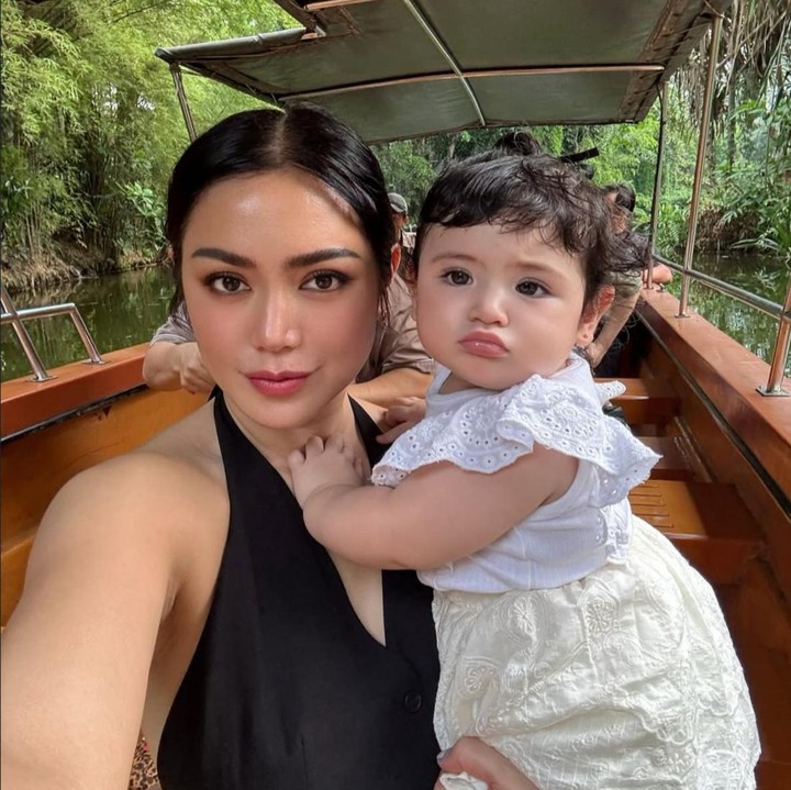 <p>Jessica Iskandar dan Vincent Verhaag mengawali perjalanan rumah tangga pada 22 Oktober 2021. Kebahagiaan keduanya pun semakin terasa lengkap saat putri mereka, Hagia, lahir ke dunia, Bunda. (Foto: Instagram @inijedar)</p>